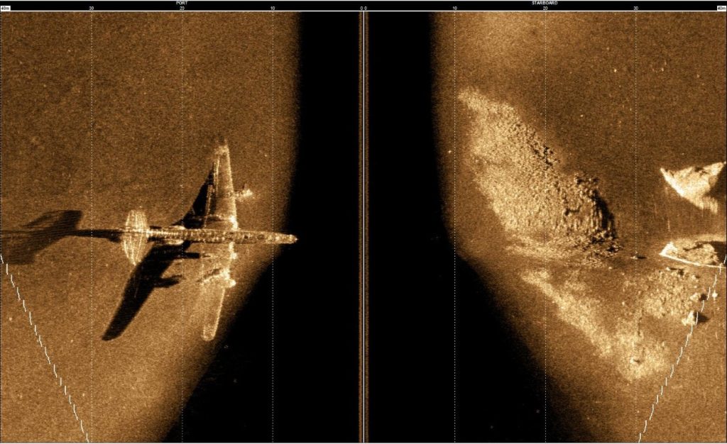 A pair of images depicting a plane flying above a large island, highlighting the region analyzed with side-scan sonar.